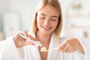 Biale zeby bez wizyty u dentysty – najlepsze metody